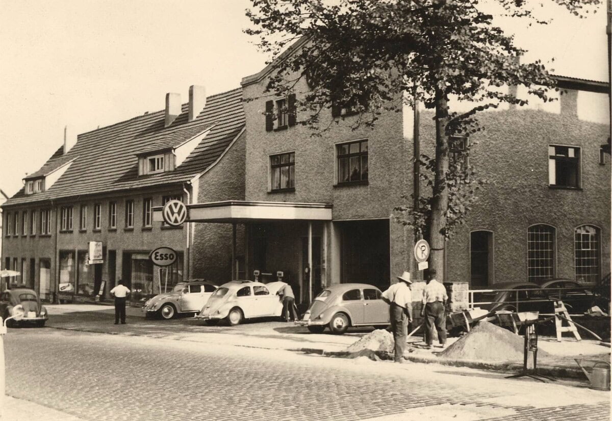 Altes Bild von einem Autohaus mit zwei alten Fahrzeugen 1936