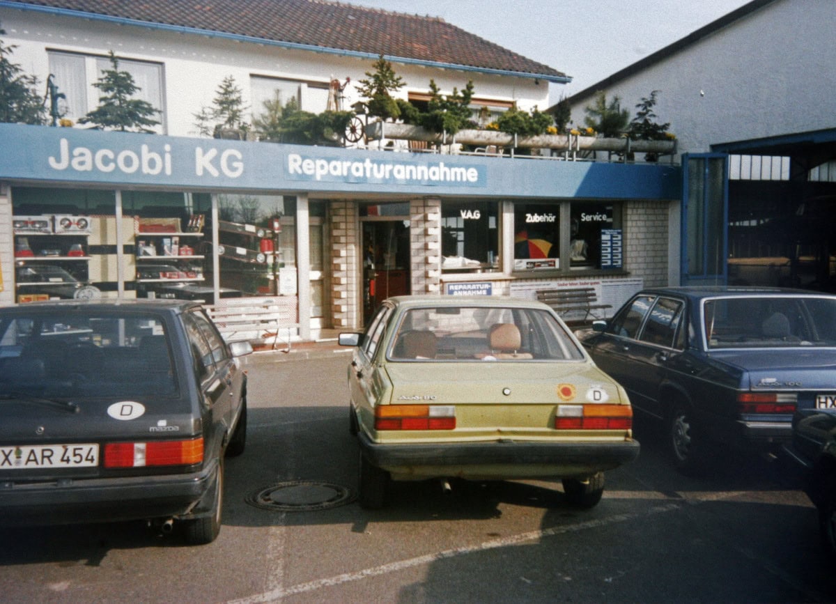 Alte Fahrzeuge vor einem Autoahaus 1977