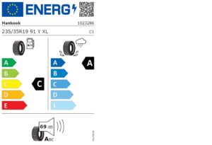 Gekennzeichnetes Reifen-Etikett mit Energie-, Nasshaftungs- und Geräuschwerten.