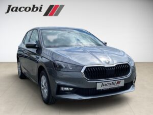 Eine graue Skoda-Limousine, Frontansicht, neutraler Hintergrund. Interessant: Logo „Jacobi“.