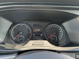 Instrumententafel eines Autos, Tachometer und Drehzahlmesser, schwarze Anzeige, 9:30 Uhr.