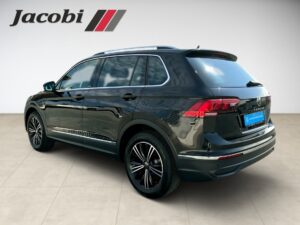 Schwarzer SUV von der Seite vor weißem Hintergrund, Jacobi-Logo sichtbar.