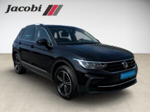 Eine schwarze SUV mit VW-Logo, von der Seite, auf hellem Hintergrund, Jacobi-Logo oben links.