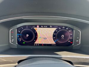 Anzeige eines digitalen Auto-Tachometers mit Kartenansicht, Geschwindigkeits- und Fahrdaten.