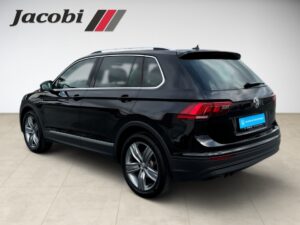 Ein schwarzer SUV, Profilansicht, auf beigem Boden, Logo „Jacobi“ an der Wand.