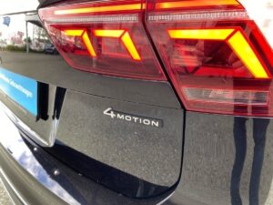 Autoheck mit 4Motion-Emblem, schwarze Lackierung, dreieckige rote Rücklichter.