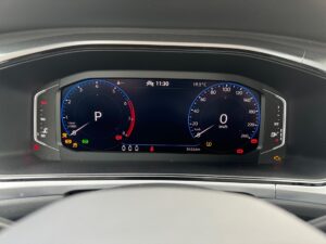 Instrumententafel eines Autos mit digitaler Anzeige, überwiegend schwarz, zeigt 0 km/h bei 11:30 Uhr.