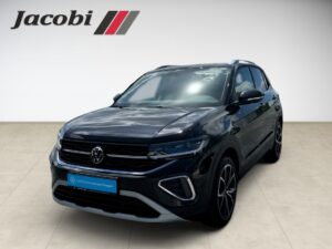 Ein schwarzer VW-SUV vor einem weißen Hintergrund mit Jacobi-Logo, schräg von vorn aufgenommen.