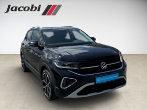 Ein schwarzer Volkswagen SUV mit markantem Frontdesign, stehend auf beigem Boden.