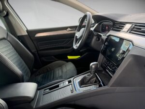 Innenraum eines modernen Autos, schwarzes Interieur, elegantes Design, großes Display, sportlich.