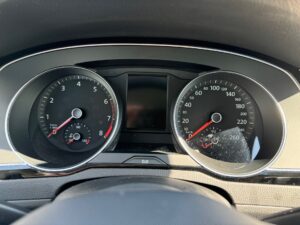 Armaturenbrett eines Autos mit Tachometer. Zeiger zeigen Geschwindigkeits- und Drehzahlmessung.