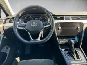 Volkswagen-Autoarmaturenbrett, schwarz, moderne Anzeigen, Lederlenkrad.