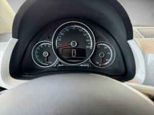 Tachometer in Nahaufnahme; Zeiger auf Null; schwarz-silbernes Design mit weißen Markierungen.