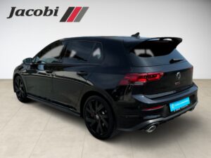 Schwarzer Volkswagen Golf GTI, elegant, seitliche Ansicht, im Showroom.