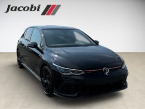 Schwarzer VW Golf GTI, Frontansicht, glänzend, mit roten Akzenten, Jacobi Aufschrift oben links.