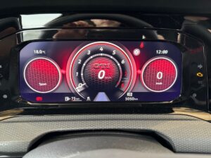 Digitales Kombiinstrument eines Autos, rot-schwarzes Thema, sportlicher Modus, Tachometer-Zähler.