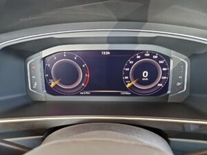 Digitales Armaturenbrett eines Autos, schwarz, zeigt 0 km/h und Kilometerstand 15378 km.