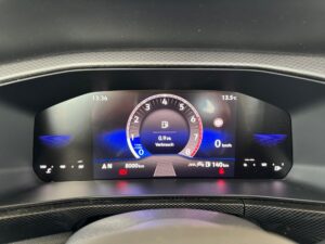 Auto-Dashboard mit digitalem Tacho, blauer Hintergrund, zeigt 8000 km an, 0 km/h, 13,5°C Außentemperatur.