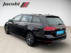 Ein schwarzer Volkswagen Golf Variant seitlich, auf hellem Boden mit Jacobi-Logo oben links.