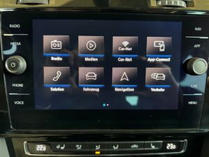 Touchscreen im Auto, zeigt Symbole für Radio, Medien, Car-Net, App-Connect und Navigation.