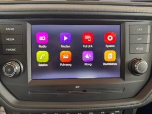 Auto-Infotainment-System mit farbenfrohen App-Symbolen auf dem Bildschirm.