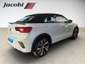 Weiße T-Roc Cabriolet mit schwarzem Dach, seitlich von hinten, "Jacobi" Logo oben links.