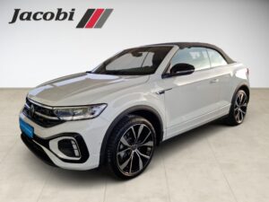 Weißes Cabrio mit schwarzen Rädern in Showroom, Logo "Jacobi" oben links.