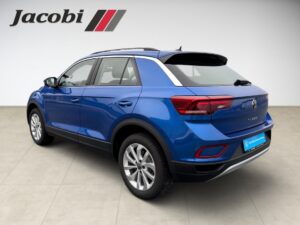 Blauer SUV von der Seite, grauer Boden, Logo „Jacobi“ an der Wand.