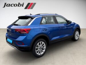 Blauer SUV seitlich, moderne Form, silberne Felgen; Logo „Jacobi“ oben links.