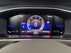 Digitales Autoarmaturenbrett mit Tachometer, Parkanzeige, 13:29 Uhr, und Temperatur bei 3,5°C.