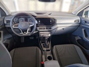 Schwarzer Innenraum eines Autos, modernes Design, großes Display, ergonomisches Lenkrad.