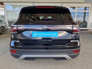 Schwarzer Volkswagen T-Cross von hinten, mit einem Zertifizierte Gebrauchtwagen-Schild.