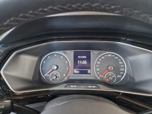 Digitales Tachometer eines Fahrzeugs zeigt 11:05 Uhr, 22.11.2024 und Geschwindigkeitsmesser.