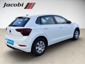 Weißer Volkswagen Polo, seitlich hinten, Autohaus-Logo „Jacobi“ links oben.