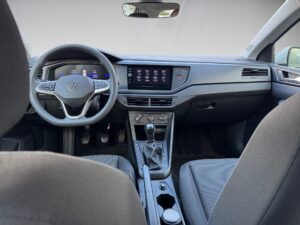 Innenraum eines Autos, graues Armaturenbrett, Touchscreen-Display, Lenkrad mit VW-Logo.