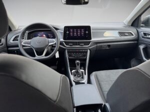 Ansicht eines modernen Auto-Innenraums mit grauen Sitzen und einem großen Touchscreen-Display.