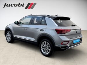 Grauer SUV, Volkswagen T-Roc, Seitenansicht, mit Jacobi-Logo auf weißem Hintergrund.