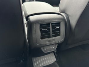 Schwarze Autoinnenraum-Lüftungsöffnungen mit USB-Anschlüssen, stilvolles modernes Design.