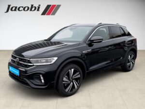 Schwarzer SUV in einem hellen Raum, markantes Emblem und moderner Designstil.