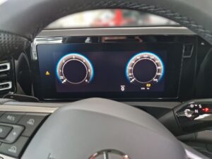 Digitales Autodisplay mit Geschwindigkeitsanzeige, bläulich leuchtend im modernen Cockpit.