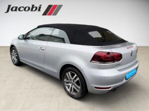 Silbernes Cabriolet mit schwarzem Verdeck, seitlich von hinten. Markenlogo "Jacobi" oben links.