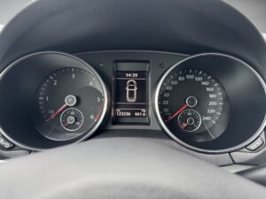 Tachometer und Tachoanzeige in einem Auto, schwarzes Cockpit, rote Nadeln, 123236 km.