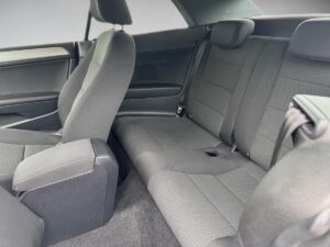 Innenraum eines Autos mit schwarzen Sitzen, leeres Rücksitzbank, modernes Design.