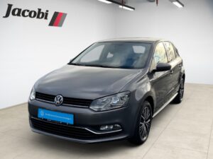 Ein grauer VW Polo in einem Showroom, mit einem Jacobi-Logo an der Wand.