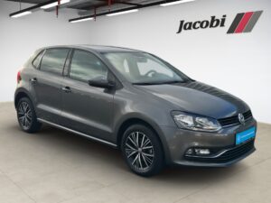 Graues Auto in einem Showroom, seitliche Frontansicht, glänzend, mit "Jacobi" Logo an der Wand.