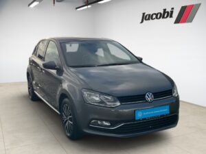 Ein grauer Volkswagen Polo in einem Showroom von Jacobi, Seitenansicht von vorn links.