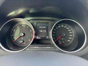 Kfz-Armaturenbrett mit Tachometer, Drehzahlmesser und digitaler Uhranzeige.