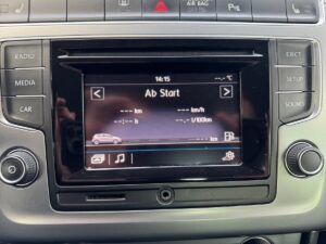 Autoinnenraum, Hauptdisplay im Auto zeigt Statusinformationen an, silberne Verkleidung.