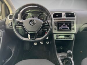 Lenkrad und Armaturenbrett eines VW-Autos mit schwarzem Innenraum, modern und stilvoll.