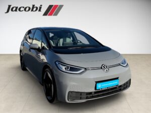 Silbernes Elektroauto VW ID.3 von vorne, modernes Design, Logo Jacobi oben links.